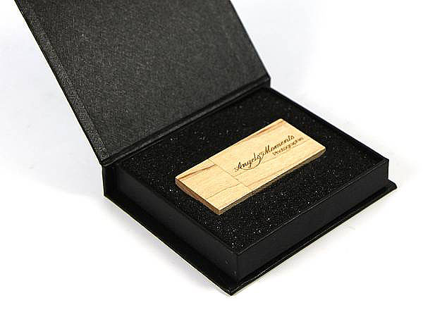 Eckiger Holz USB Stick schlicht  mit Logo in hellbraun buche hell mit Geschenkverpackung
