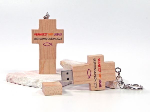USB-Stick in Form eines Holzkreuzes, individualisierbar mit Aufdruck für die Erstkommunion 2022.