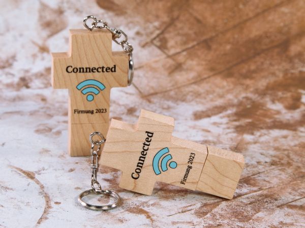 USB-Stick in Kreuzform aus Holz mit der Aufschrift 
