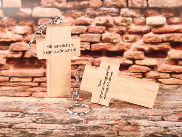 USB-Stick in Kreuzform aus Holz mit individueller Gravur. Ideal als Werbegeschenk für religiöse Anlässe.