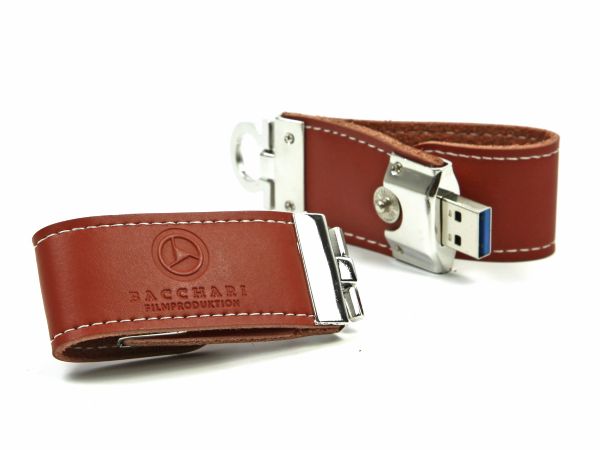 USB-Stick im eleganten Lederdesign mit silbernem Verschluss und Platz für ein individuelles Logo.