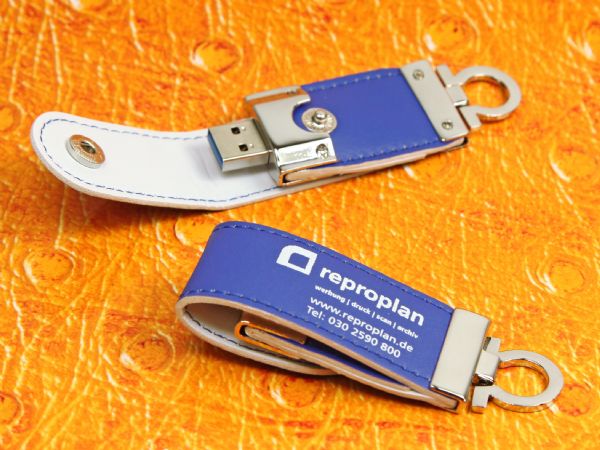 USB-Stick mit blauem Lederetui und Platz für individuelles Branding, perfekt für kreative Werbezwecke.