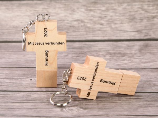 USB-Stick in Kreuzform aus Holz mit Prägung für Firmung 2023 und der Aufschrift „Mit Jesus verbunden“.