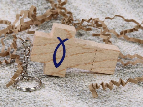 USB-Stick in Kreuzform aus Holz mit Platz für individuelle Logo-Gestaltung, ideal für religiöse Anlässe.