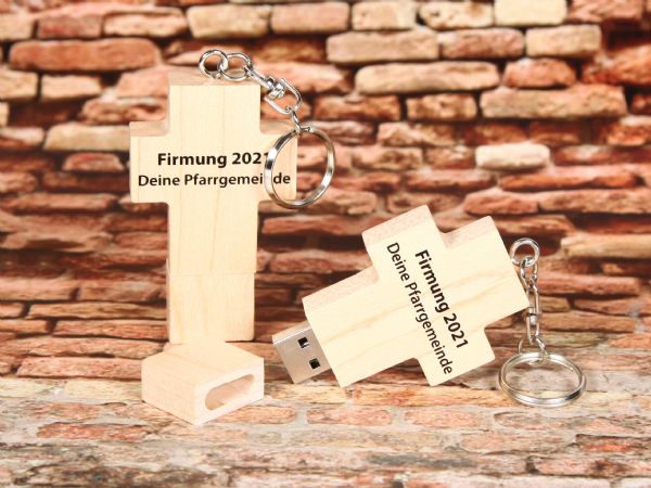 USB-Stick in Form eines Holz-Kreuzes mit gravierter Beschriftung für persönliche Anlässe, ideal für Erinnerungen und Geschenke.