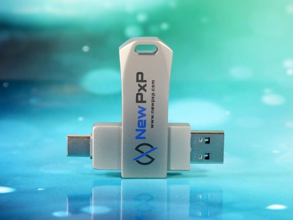 USB-Stick mit elegantem Metallgehäuse, zwei Anschlüssen und Platz für individuelle Logo-Gestaltung.