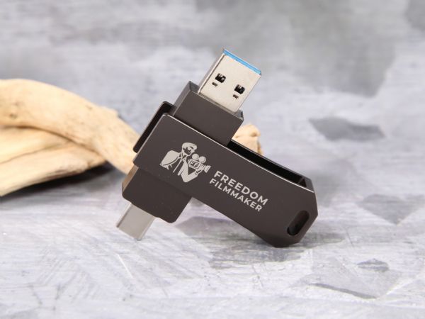 USB-Stick in modernem Design mit praktischem Drehmechanismus und personalisierbarem Logo-Bereich für kreative Promotions.