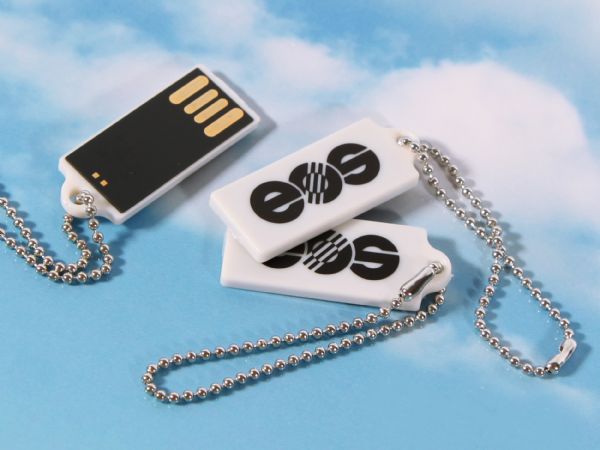 USB-Stick im minimalistischen Design mit Platz für individuelles Logo und praktischem Schlüsselanhänger.