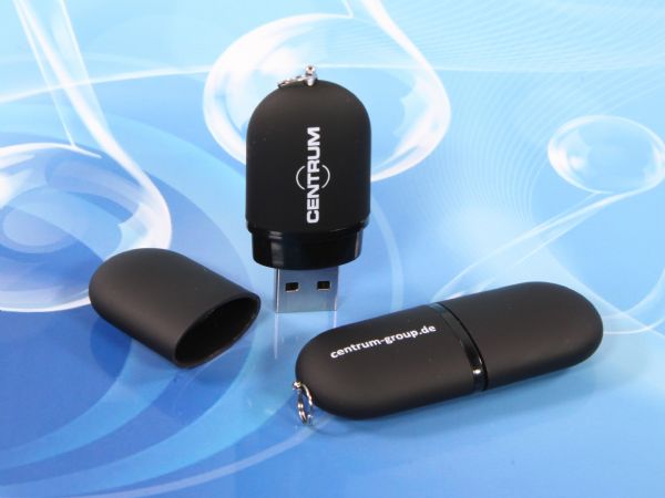USB-Stick in schwarzem, ovalem Design mit abnehmbarer Kappe und Platz für eine individuelle Logo-Gestaltung.