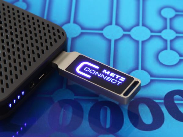 USB-Stick mit leuchtendem Design und individuellem Logo-Bereich für kreative Werbezwecke in einem modernen Umfeld.