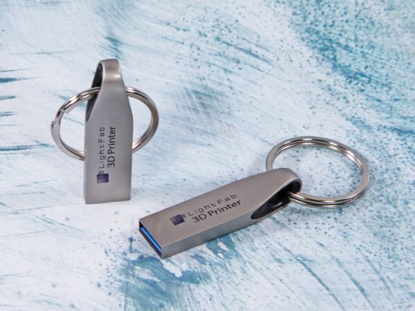 USB-Sticks in mattem Metalldesign mit Schlüsselringschlaufe und individuell bedruckbarem Logo-Bereich.