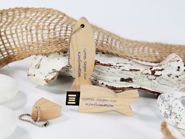 USB-Stick in Fischform aus Holz mit persönlicher Gravur für Konfirmationen und besondere Anlässe.