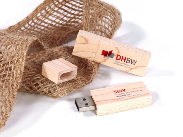 USB-Stick aus hellem Holz mit Platz für individuelles Branding und einem melierten Gehäuse. Ideales Werbeartikel.