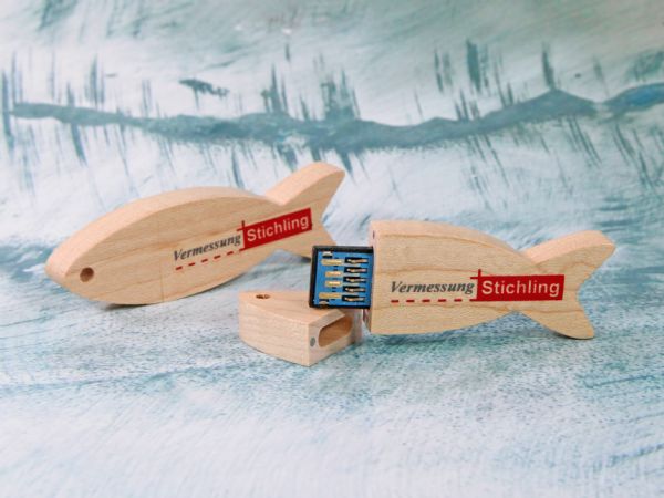 USB-Stick in Fischform aus hellem Holz mit individuellem Druckfeld für Logos und Branding. Ideal für kreative Werbung.