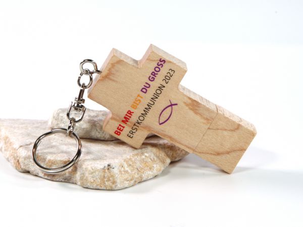 USB-Stick in Form eines Kreuzes aus Holz, personalisierbar für Erstkommunion oder Konfirmation, mit Schlüsselanhänger.