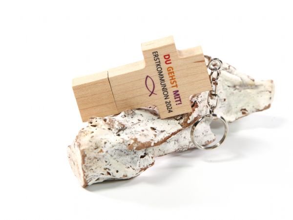 USB-Stick in Kreuzform aus hellem Holz mit individuellem Druck für Erstkommunion 2024 und praktischem Schlüsselanhänger.