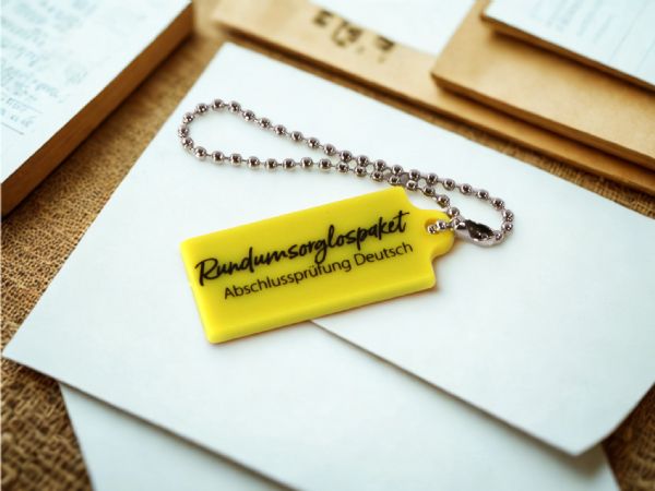 USB-Stick in leuchtendem Gelb mit Schlüsselanhänger und individuellem Aufdruck 