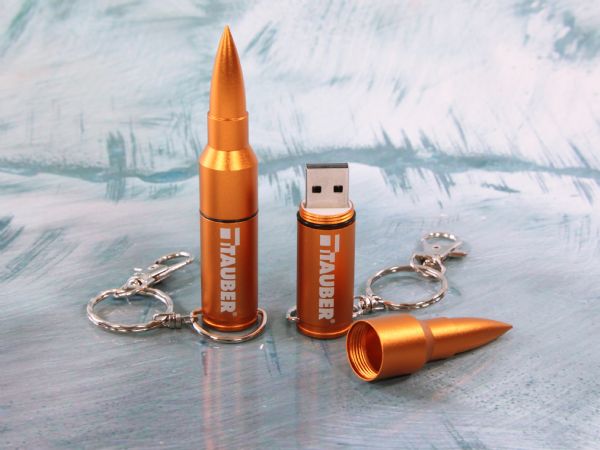 USB-Stick in Form einer Patrone mit individuell bedruckbarem Logo-Bereich, ideal für kreative Werbeaktionen.