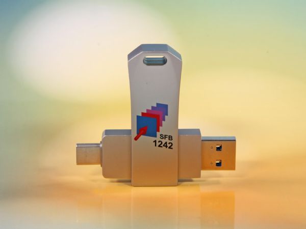 USB-Stick mit modernem Metallgehäuse und mehrfarbigem Druck, ideal für individuelle Markenpräsentationen.