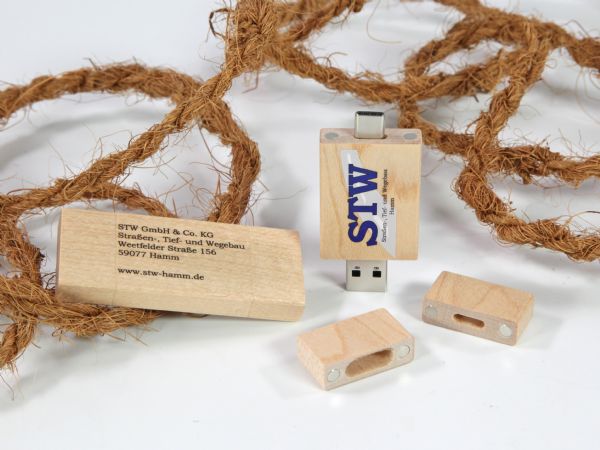 USB-Stick aus hellem Holz mit Platz für personalisierte Logo-Drucke, umweltfreundliches Design.