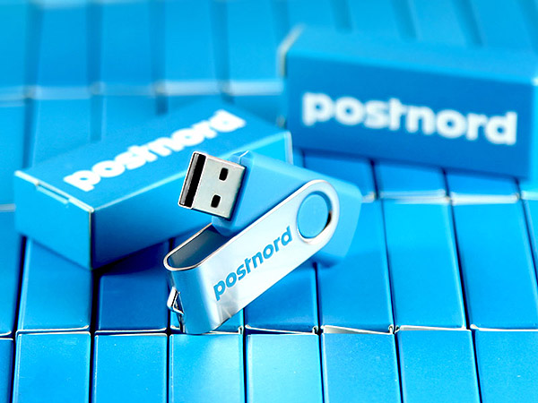 usb stick cyan blau postnord logo CI verpackung