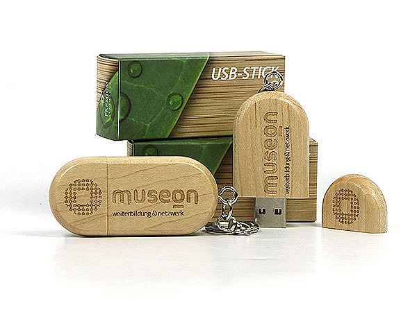 USB-Sticks aus Holz mit Gravur und Faltschachtel Geschenkverpackung