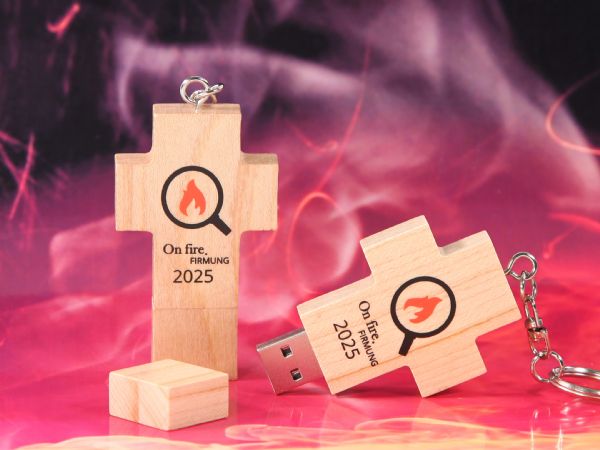 USB-Stick in Kreuzform aus Holz mit individuellem Druck für die Firmung, inklusive Keyring für transportable Nutzung.