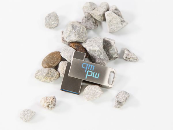 USB-Stick in silbernem Metalldesign mit Platz für individuelle Logo-Gestaltung, um Werbebotschaften stilvoll zu präsentieren.