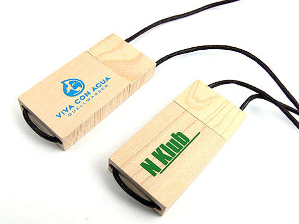 viva con agua Holz USB-Stick an Schnur mit farbigem Aufdruck