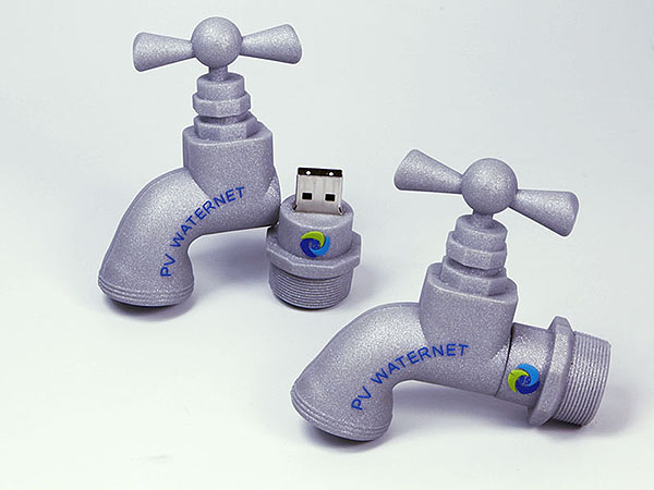 Wasserhahn mit Drehverschluss und Logo als USB-Stick