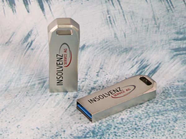 USB-Stick in metallischem Design mit Platz für individuelle Bedruckung und dem Aufdruck „INSOLVENZ SERVICE AG“.