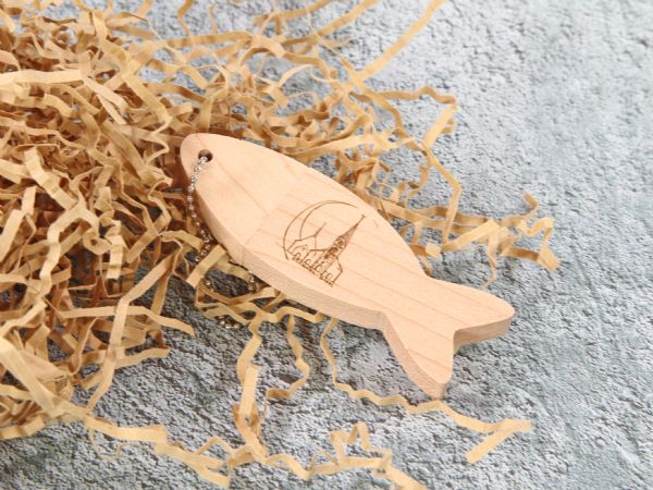 USB-Stick in Fischform aus Holz, dekorativ mit eingraviertem Design und geeignet für individuelle Firmeneinprägungen.