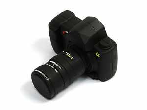 USB-Stick in Form einer Kamera mit detailliertem Objektiv-Design und Platz für ein individuelles Logo.