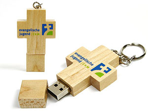 Holz USB Stick in Kreuzform als christliches Werbegeschenk der evangelischen Kirchengemeinde Berlin