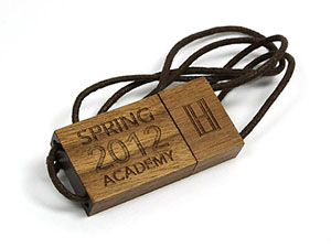 Tommy Hilfiger USB-Stick aus Holz mit Lanyard und Prägung