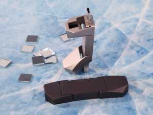 USB-Sticks in elegantem Design, verfügbar in Schwarz und Silber, ideal für individuelles Branding mit Firmenlogos.