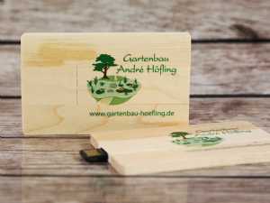 USB-Stick in Holzoptik mit individuellem Druck für Gartenbau Andre Höfling und URL zur Firmenwebsite.