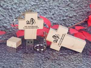 USB-Stick in Form eines Holz-Kreuzes mit individuellem Druckbereich für Logos und religiöse Motive. Ideal als Werbeartikel.