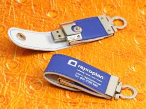 USB-Stick mit blauem Lederetui und Platz für individuelles Branding, perfekt für kreative Werbezwecke.