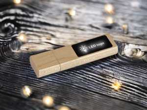 USB-Stick aus Holz mit LED-Bereich für individuelles Logo, ideal für nachhaltige Werbemittel.