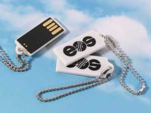 USB-Stick mit individuellem Design in Weiß und Schwarz, inklusive Platz für ein Logo und praktischem Schlüsselanhänger.