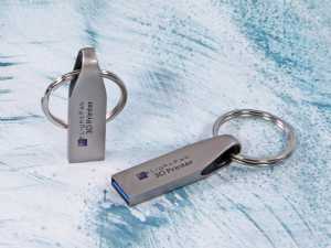 USB-Sticks in mattem Metalldesign mit Schlüsselringschlaufe und individuell bedruckbarem Logo-Bereich.