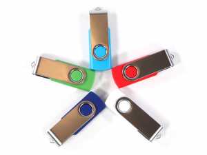 USB-Stick mit blauem Gehäuse und drehbarem Metall-Clip, ideal für individuelle Logo-Drucke.