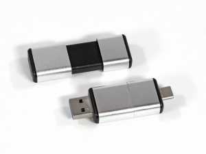USB-Stick mit schiebbarer Technik in silbernem und schwarzem Design, ideal für individuelle Logo-Drucke.