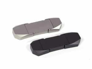 USB-Sticks in elegantem Design, verfügbar in Schwarz und Silber, ideal für individuelles Branding mit Firmenlogos.