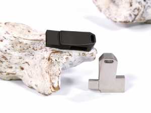USB-Stick im modernen Design, erhältlich in Silber und Schwarz, ideal für individuelles Branding und Firmenlogos.