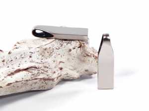 Moderner, kompakter USB-Stick aus mattem Metall in Silber, ideal für individuelle Logo-Drucke und Werbezwecke.