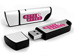 Aluminium USB-Stick in Schwarz mit bits und bytes Aufdruck