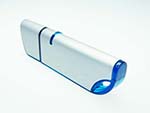 Blauer Kunststoff USB-Stick mit Metall zu berucken udn gravierne eines Logos