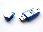 Blauer USB-Stick mit Metall Oberfläche und bedrucktem Logo